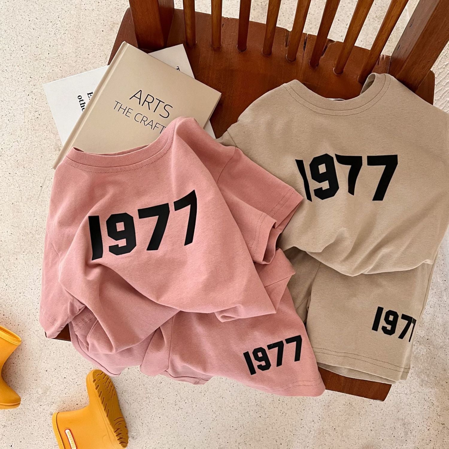 1977 T-shirt and shorts (24M-7T)