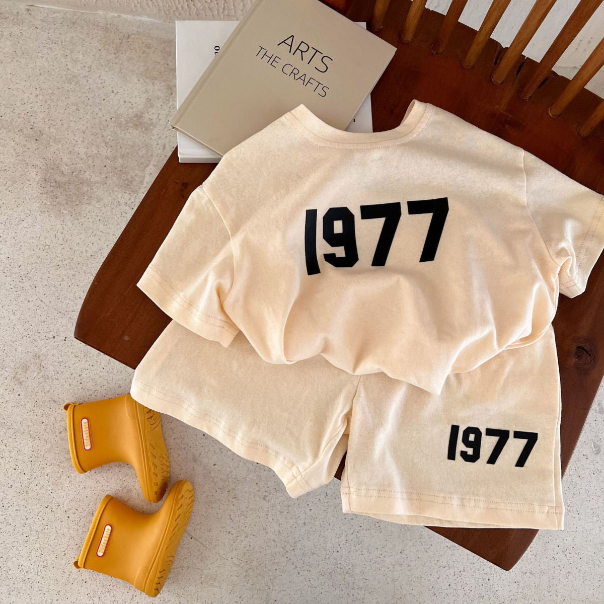 1977 T-shirt and shorts (24M-7T)