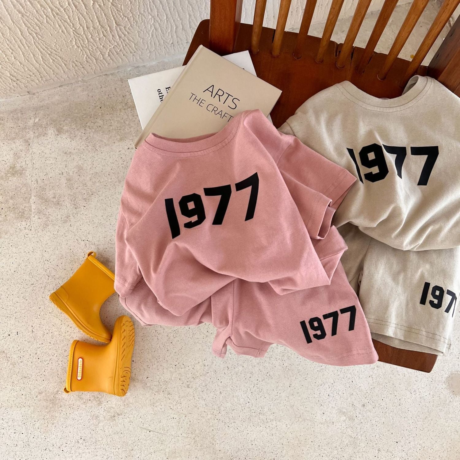1977 T-shirt and shorts (24M-7T)