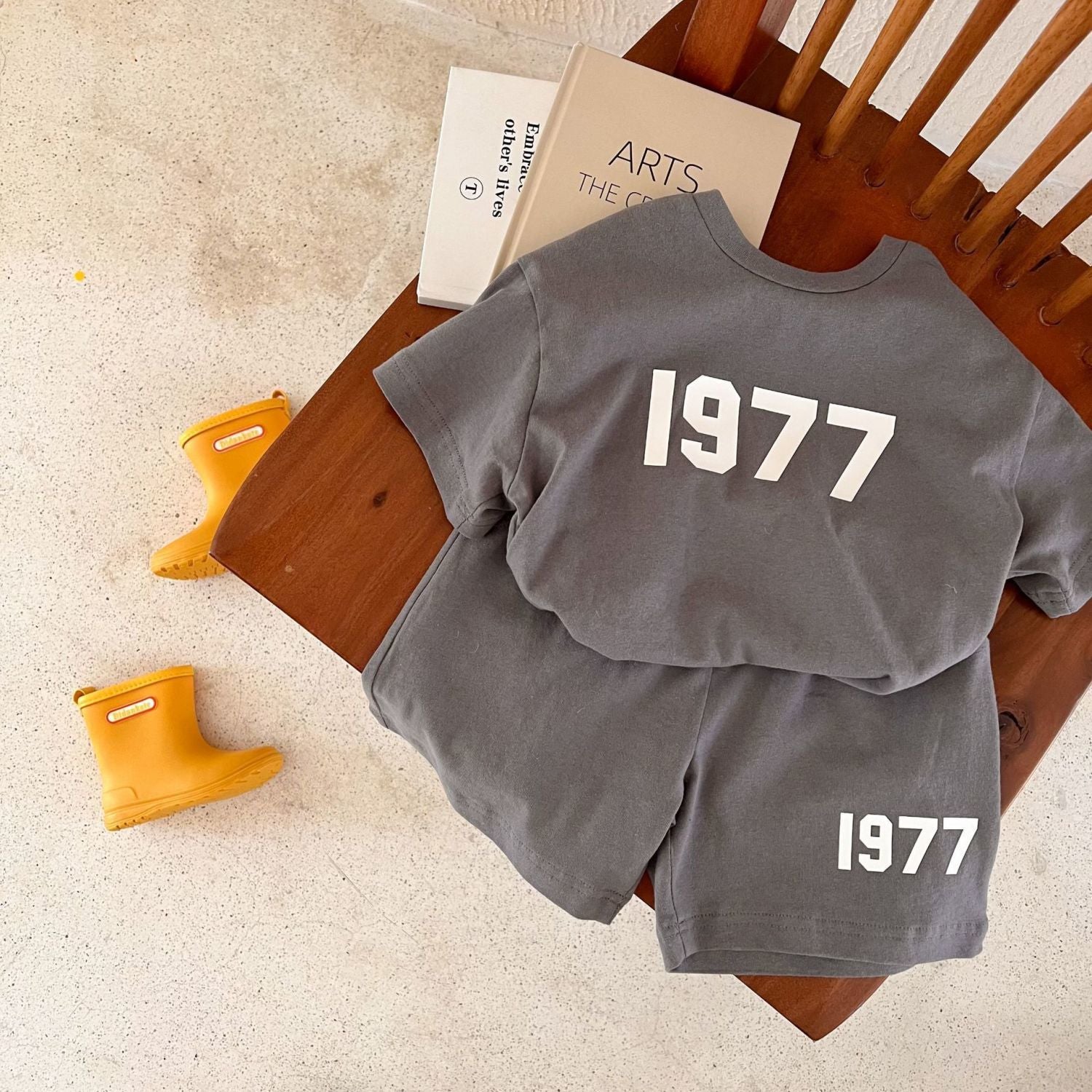 1977 T-shirt and shorts (24M-7T)
