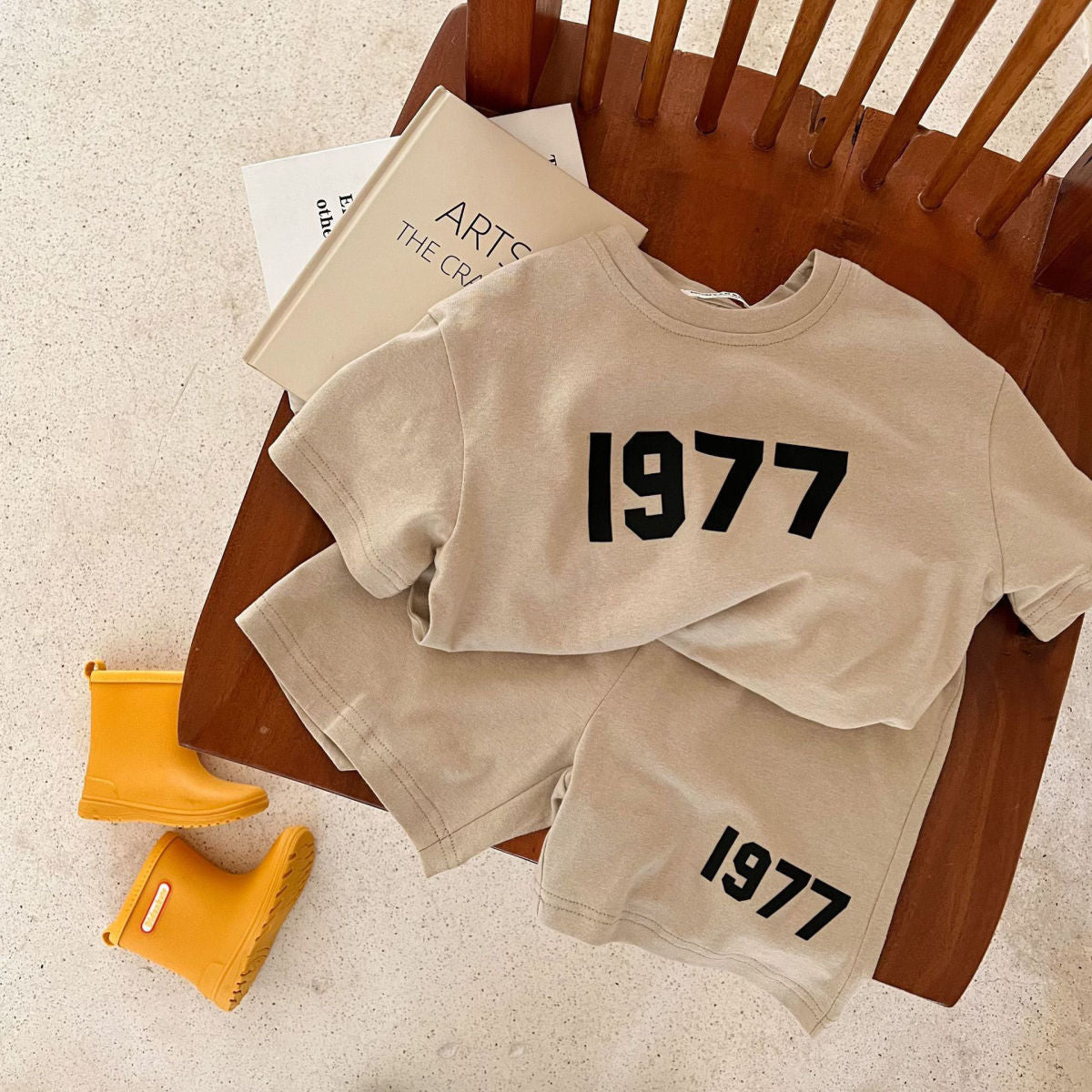 1977 T-shirt and shorts (24M-7T)